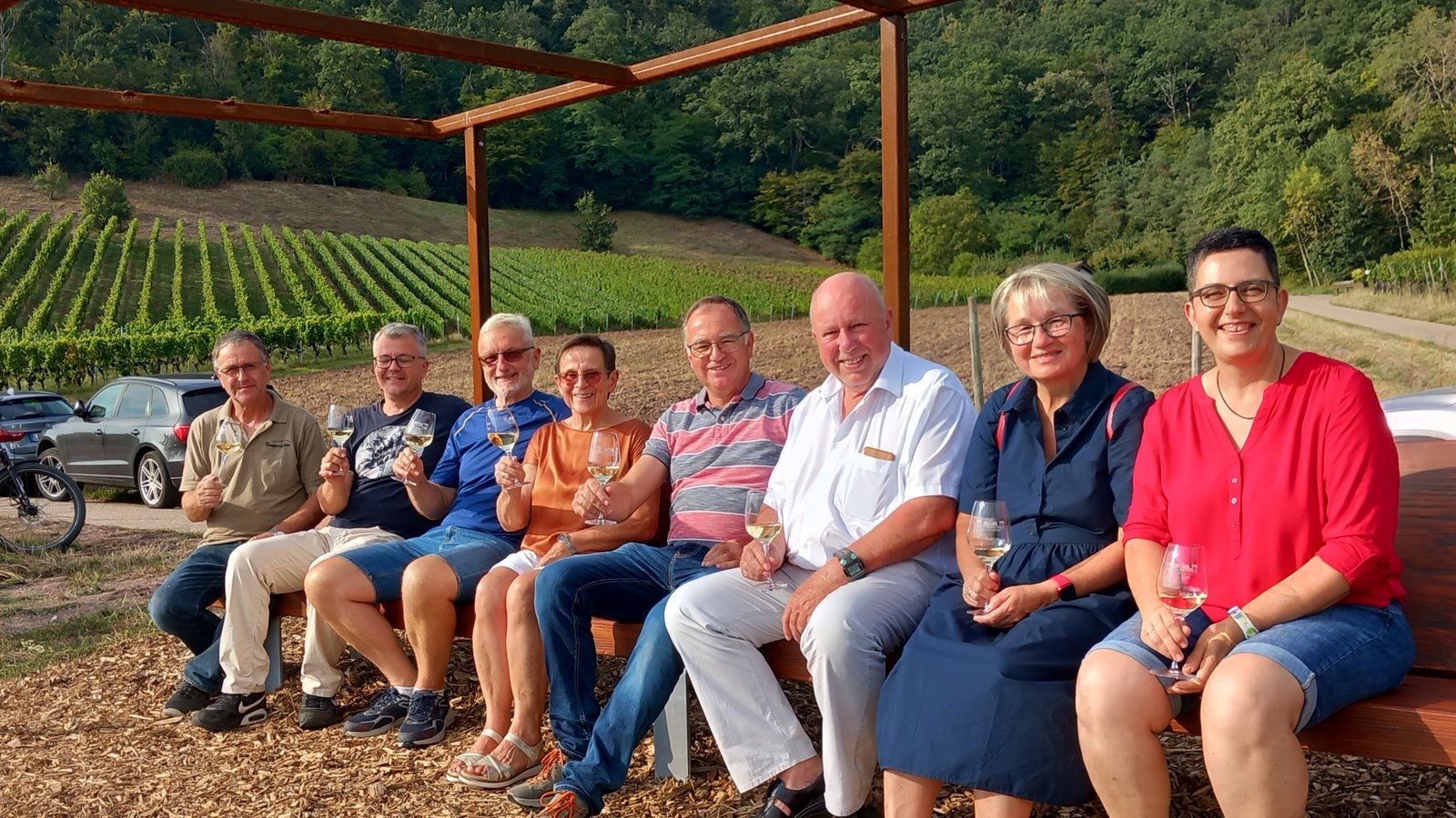 Die Mitglieder des Vereins Weitblickweg Hohenhaslach stoßen mit dem Spender Martin Schmid (Dritter von rechts) auf der neuen Sitzbank am Weitblickweg in den Weinbergen Hohenhaslachs an. Foto: Glemser Die Mitglieder des Vereins Weitblickweg Hohenhaslach stoßen mit dem Spender Martin Schmid (Dritter von rechts) auf der neuen Sitzbank am Weitblickweg in den Weinbergen Hohenhaslachs an. Foto: Glemser