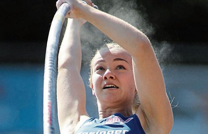 Tamara Schaßberger aus Ensingen sichert sich den Titel im Stabhochsprung. Foto: Görlitz