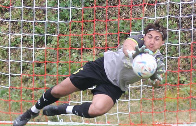 Aaron Gramlich vom TSV Ensingen pariert im Elfmeterschießen um den dritten Platz den entscheidenden Schuss des TSV Kleinglattbach. <span class='image-autor'>Foto: Dittrich</span>