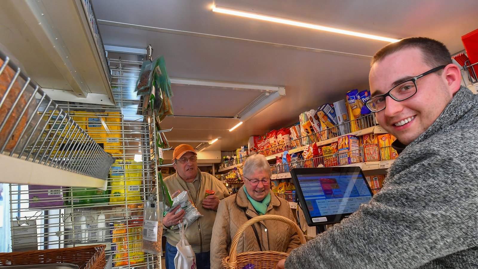 Aaron Daubner hat mit seinem rollenden Supermarkt am Mittwoch zum ersten Mal Halt in Oberriexingen gemacht. Foto: Kalb