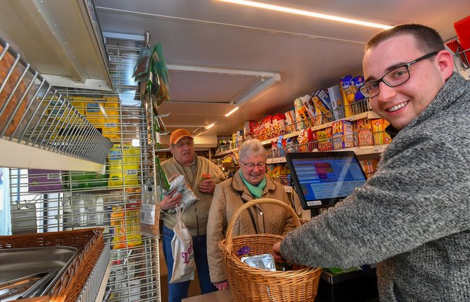 Aaron Daubner hat mit seinem rollenden Supermarkt am Mittwoch zum ersten Mal Halt in Oberriexingen gemacht. <span class='image-autor'>Foto: Kalb</span>