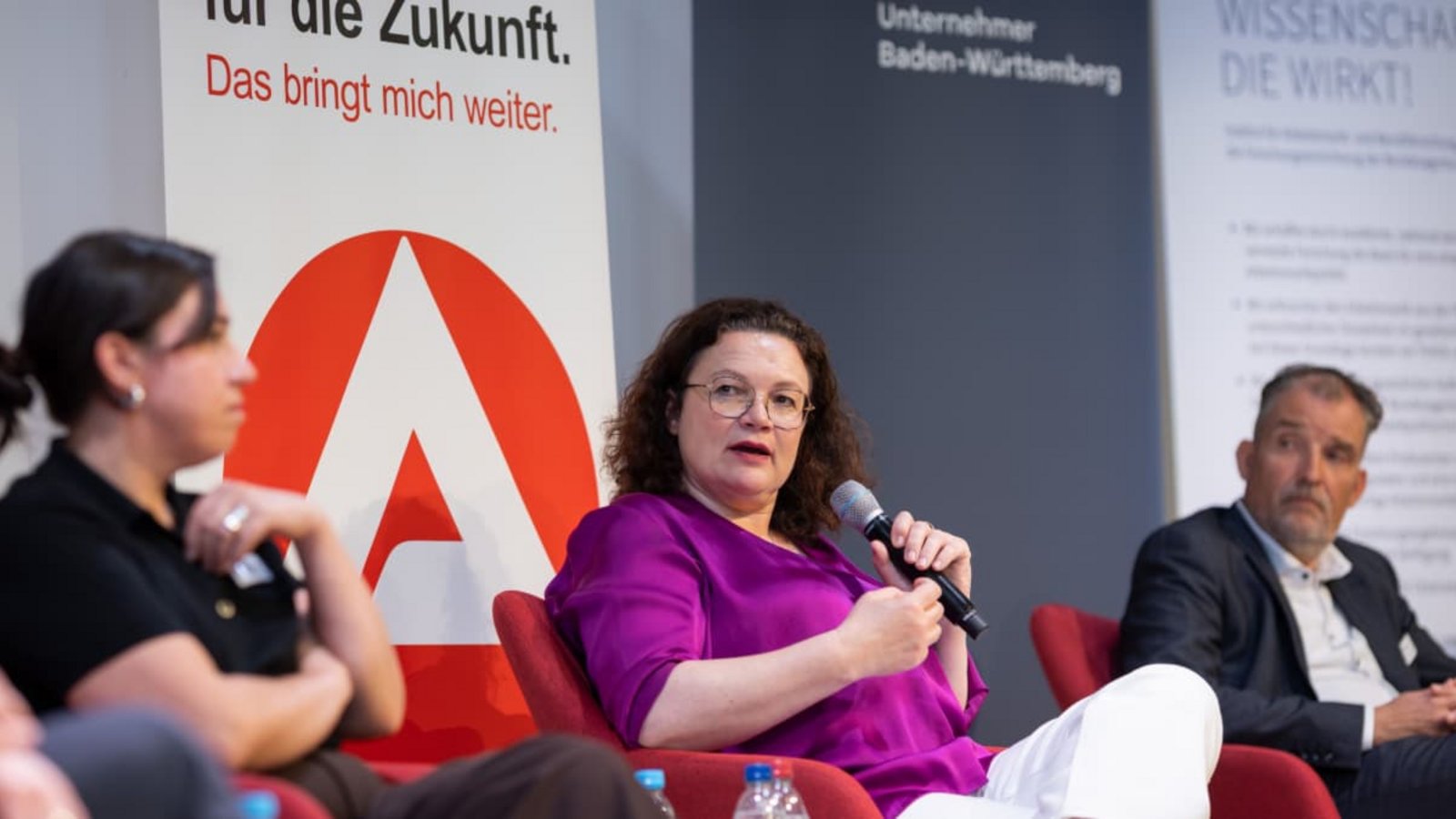 KI-Konferenz mit Andrea Nahles (Bundesagentur für Arbeit, Mitte) im Stuttgarter DGB-Haus mit mehr als 250 Betriebs- und Personalräten: links Verdi-Landeschefin Maike Schollenberger, rechts der Südwestmetall-Geschäftsführer Stefan KüpperJulian Rettig KI-Konferenz mit Andrea Nahles (Bundesagentur für Arbeit, Mitte) im Stuttgarter DGB-Haus mit mehr als 250 Betriebs- und Personalräten: links Verdi-Landeschefin Maike Schollenberger, rechts der Südwestmetall-Geschäftsführer Stefan KüpperJulian Rettig