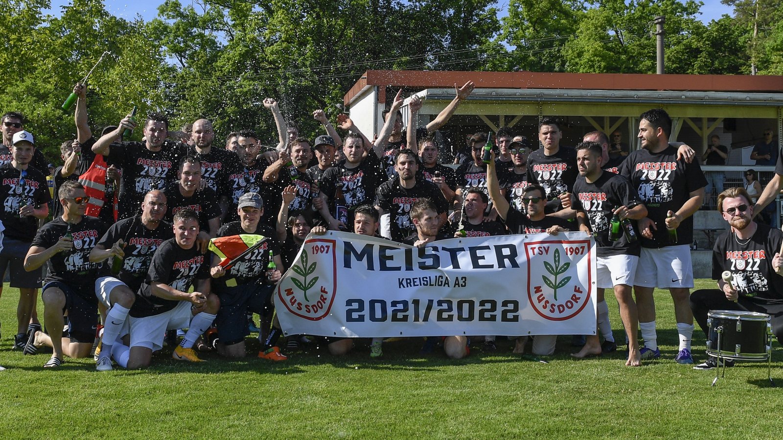 Nach dem entscheidenden Sieg gegen die SGM Riexingen wurden schon die Meister-T-Shirts verteilt. Foto: Leitner Nach dem entscheidenden Sieg gegen die SGM Riexingen wurden schon die Meister-T-Shirts verteilt. Foto: Leitner