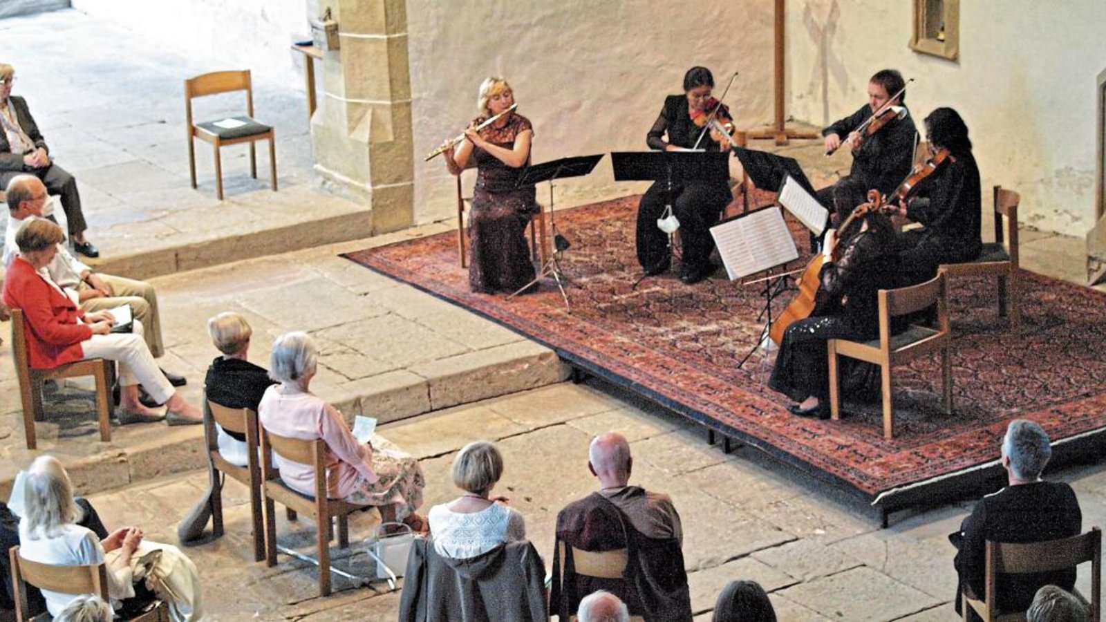 Das Lotus String Quartet musiziert mit der Flötistin Gaby Pas- Van Riet in der Lienzinger Frauenkirche. Foto: Filitz Das Lotus String Quartet musiziert mit der Flötistin Gaby Pas- Van Riet in der Lienzinger Frauenkirche. Foto: Filitz