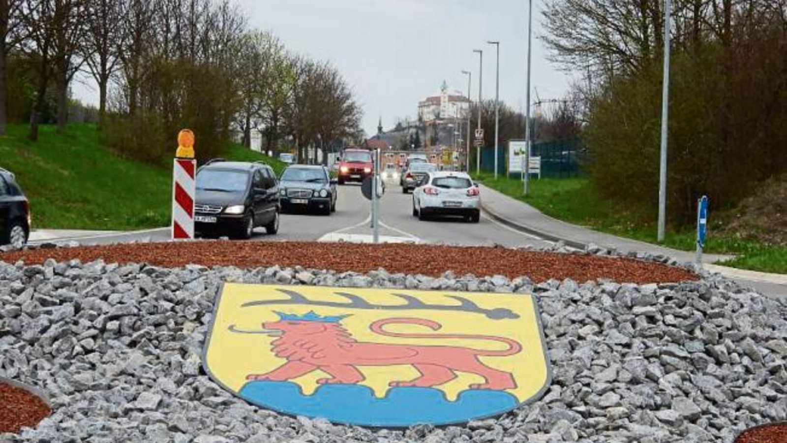 Das Rätsel ist gelöst: Am Kreisel beim Globus-Baumarkt grüßt jetzt der Vaihinger Löwe.