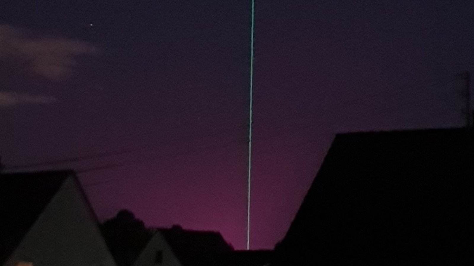 „Lichtspiele über Vaihingen – wenn Trumpf und Hagdorn zusammenarbeiten“, überschreibt Stefanie Post aus Ensingen ihr Foto, das den Laserstrahl zum 100. Geburtstag der Firma Trumpf und das Tomatenleuchten aus Hochdorf zeigt. „Lichtspiele über Vaihingen – wenn Trumpf und Hagdorn zusammenarbeiten“, überschreibt Stefanie Post aus Ensingen ihr Foto, das den Laserstrahl zum 100. Geburtstag der Firma Trumpf und das Tomatenleuchten aus Hochdorf zeigt.