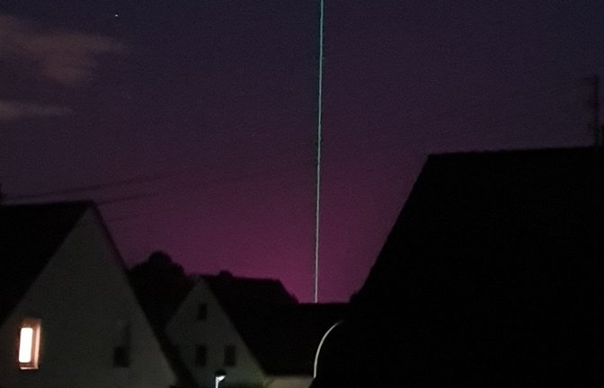 „Lichtspiele über Vaihingen – wenn Trumpf und Hagdorn zusammenarbeiten“, überschreibt Stefanie Post aus Ensingen ihr Foto, das den Laserstrahl zum 100. Geburtstag der Firma Trumpf und das Tomatenleuchten aus Hochdorf zeigt.