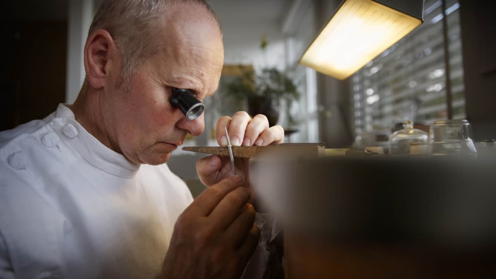 Handarbeit mit Lupe: Meister RieberGottfried Stoppel Handarbeit mit Lupe: Meister RieberGottfried Stoppel