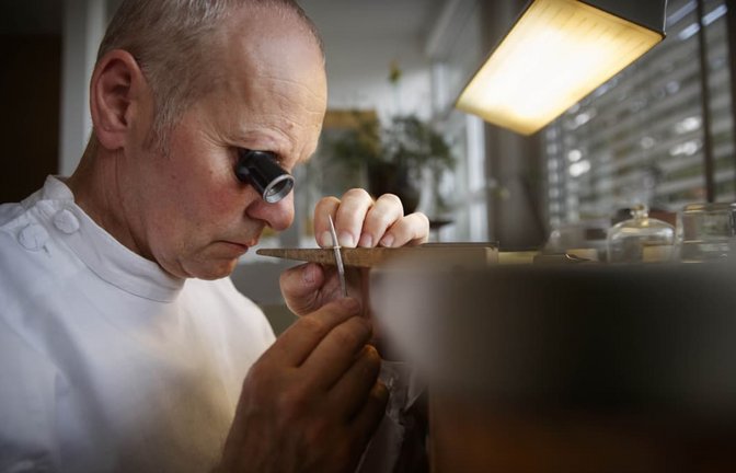 Handarbeit mit Lupe: Meister Rieber<span class='image-autor'>Gottfried Stoppel</span>