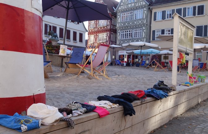 Danke auch mal an die guten Geister vom Strandleben, die unter anderem dafür sorgen, dass die Fundstücke immer morgens schön gefaltet und aufgereiht zur Abholung am Stadtstrand bereit liegen.  <span class='image-autor'>Foto: Rücker</span>