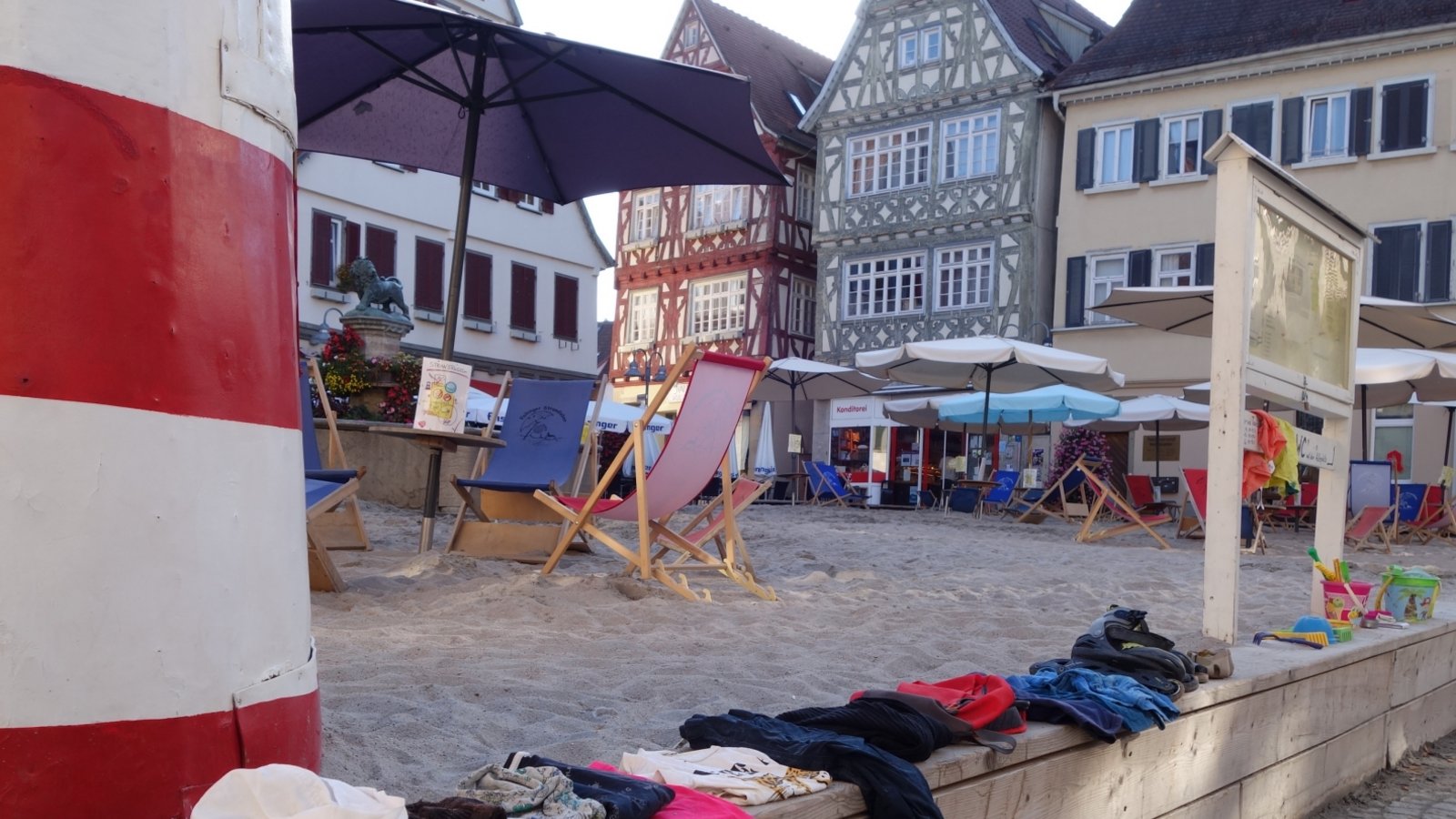 Danke auch mal an die guten Geister vom Strandleben, die unter anderem dafür sorgen, dass die Fundstücke immer morgens schön gefaltet und aufgereiht zur Abholung am Stadtstrand bereit liegen. Foto: Rücker Danke auch mal an die guten Geister vom Strandleben, die unter anderem dafür sorgen, dass die Fundstücke immer morgens schön gefaltet und aufgereiht zur Abholung am Stadtstrand bereit liegen. Foto: Rücker