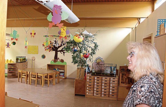 Die Betreuung der Kinder in der Dreiergemeinde Eberdingen wird teurer. Christa Unterschütz, Leiterin der Kindertagesstätte Arche Noah in Eberdingen, zeigt einen Raum, in dem die Kinder betreut werden. Foto: Bögel