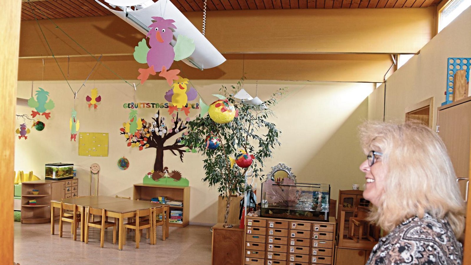 Die Betreuung der Kinder in der Dreiergemeinde Eberdingen wird teurer. Christa Unterschütz, Leiterin der Kindertagesstätte Arche Noah in Eberdingen, zeigt einen Raum, in dem die Kinder betreut werden. Foto: Bögel