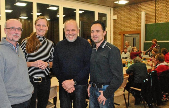 Sie sind zufrieden mit der Situation in Illingen (von links): Pfarrer Wolfgang Schlecht, Integrationsbeauftrage Isabel Hansen, Arbeitskreis-Vorsitzender Klaus Kluge und Hauptamtsleiter Sven Holz.  Foto: Stahlfeld