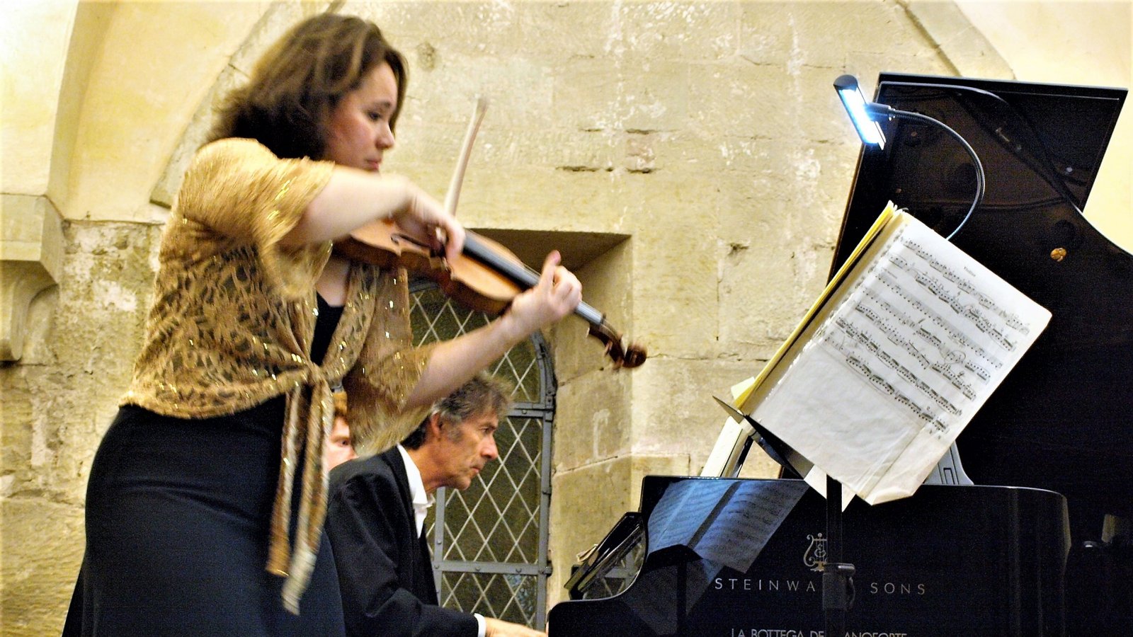 Mit beeindruckender Virtuosität und tiefem Musikempfinden gestalten Mirijam Contzen und Bernd Glemser den Auftakt der Kammermusikwochen im Maulbronner Kloster. Foto: Filitz Mit beeindruckender Virtuosität und tiefem Musikempfinden gestalten Mirijam Contzen und Bernd Glemser den Auftakt der Kammermusikwochen im Maulbronner Kloster. Foto: Filitz