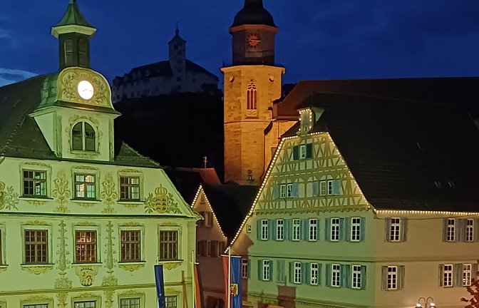 Ein Bild von 20.15 Uhr vom Samstagabend lässt Dunkles ahnen: Schloss Kaltenstein ist nicht beleuchtet. Normalerweise schaltet sich die Beleuchtung erst um 23 Uhr ab. Aber es gibt Entwarnung: Wie die VKZ erfahren hat, soll ein sogenannter Fehlerstrom-Schutzschalter ausgelöst haben. Doch der Fehler ist wohl wieder behoben, also alle mal schauen, ob das Schloss am Abend wieder leuchtend über der Stadt thront.  <span class='image-autor'>Foto: Rücker</span>