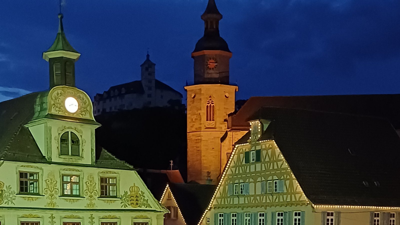 Ein Bild von 20.15 Uhr vom Samstagabend lässt Dunkles ahnen: Schloss Kaltenstein ist nicht beleuchtet. Normalerweise schaltet sich die Beleuchtung erst um 23 Uhr ab. Aber es gibt Entwarnung: Wie die VKZ erfahren hat, soll ein sogenannter Fehlerstrom-Schutzschalter ausgelöst haben. Doch der Fehler ist wohl wieder behoben, also alle mal schauen, ob das Schloss am Abend wieder leuchtend über der Stadt thront.  Foto: Rücker