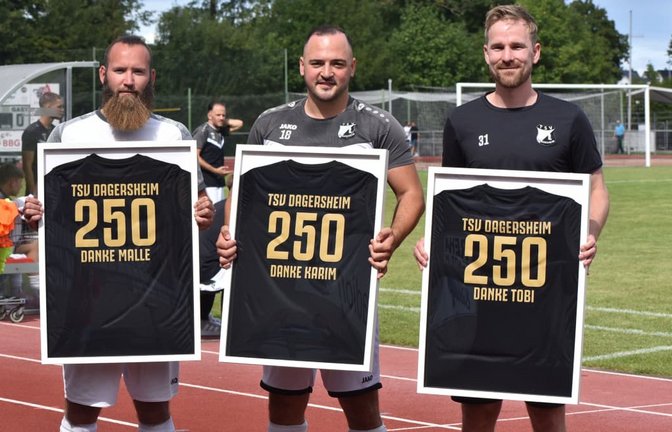 Michael Maluschka, Karim Kretschmer und Tobias Widmaier (v. li.) haben die 250-Spiele-Marke für den TSV Dagersheim geknackt.<span class='image-autor'>Michael Schwartz</span>