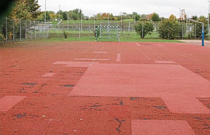 Die poröse Beschichtung des Kleinspielfeldes in Oberriexingen müsste saniert werden –und zwar mit Hilfe eines Bundesprogramms. Fotos: Bögel