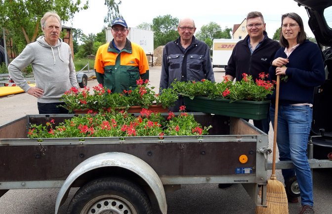 Für die Ortsverschönerung hat sich der Obst- und Gartenbauverein Enzweihingen eingesetzt. Bei der Pflanzaktion bringen die Mitglieder mehrere Pflanzenkästen an den Brückengeländern an. Um die anschließende Pflege kümmert sich ein ehrenamtliches Gießteam.  <span class='image-autor'>Foto: p</span>