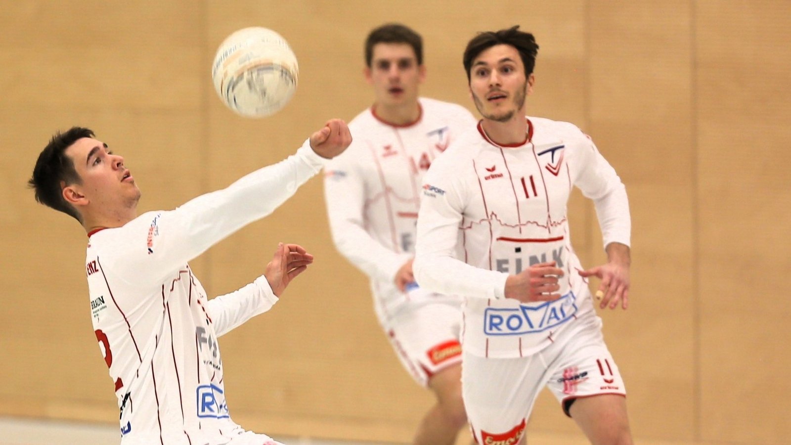 Andreas Knodel (links) legt für Johannes Jungclaussen auf. Vaihingen gewinnt in Calw. Archivfoto: Küppers