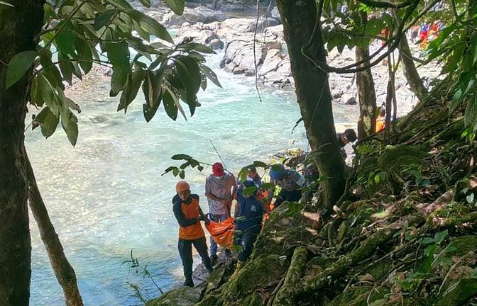Die beiden Österreicher stürzten von einer Hängebrücke in die Tiefe, nachdem mehrere Holzbalken eingestürzt waren.<span class='image-autor'>Foto: -/Maumere Search and Rescue Office/dpa</span>