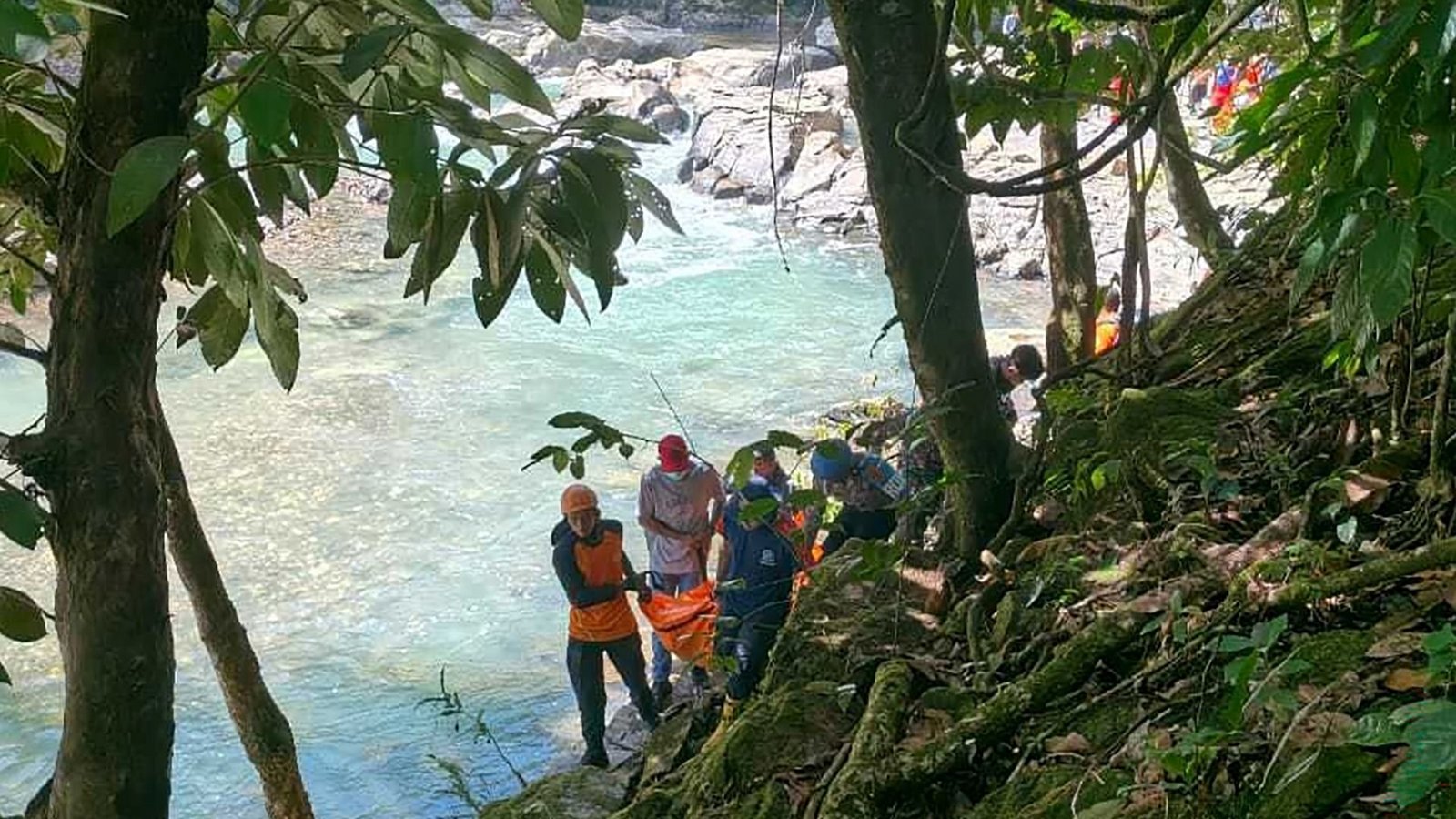 Die beiden Österreicher stürzten von einer Hängebrücke in die Tiefe, nachdem mehrere Holzbalken eingestürzt waren.Foto: -/Maumere Search and Rescue Office/dpa Die beiden Österreicher stürzten von einer Hängebrücke in die Tiefe, nachdem mehrere Holzbalken eingestürzt waren.Foto: -/Maumere Search and Rescue Office/dpa