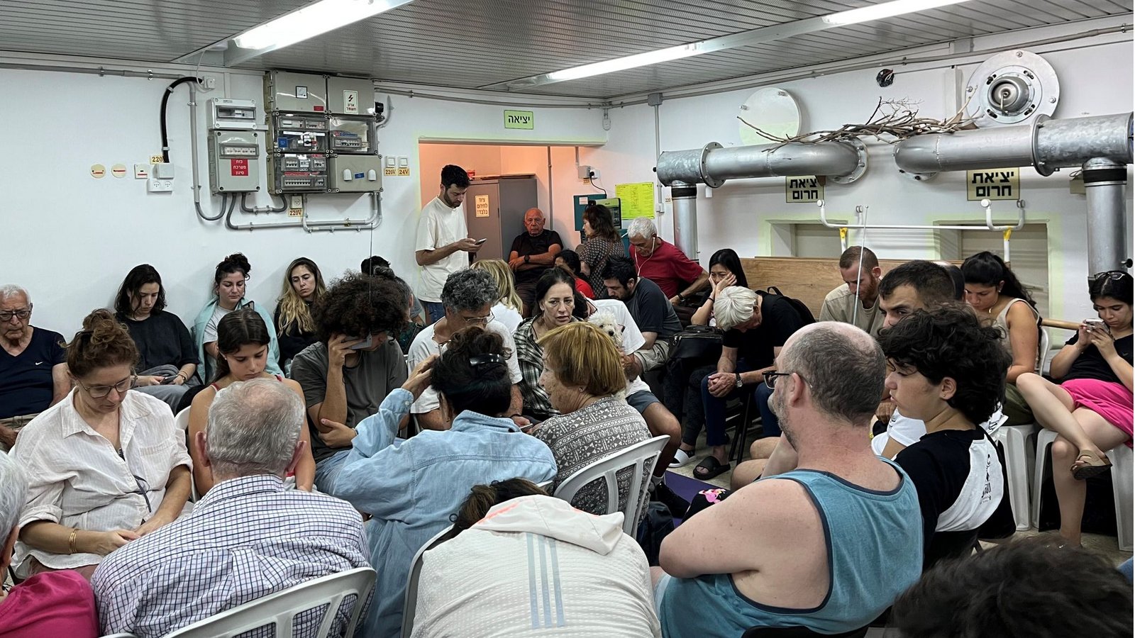 Dicht gedrängt harren Israelis während iranischer Raketenangriffe in einem Luftschutzbunker in Tel Aviv aus.Foto: Sara Lemel/dpa Dicht gedrängt harren Israelis während iranischer Raketenangriffe in einem Luftschutzbunker in Tel Aviv aus.Foto: Sara Lemel/dpa