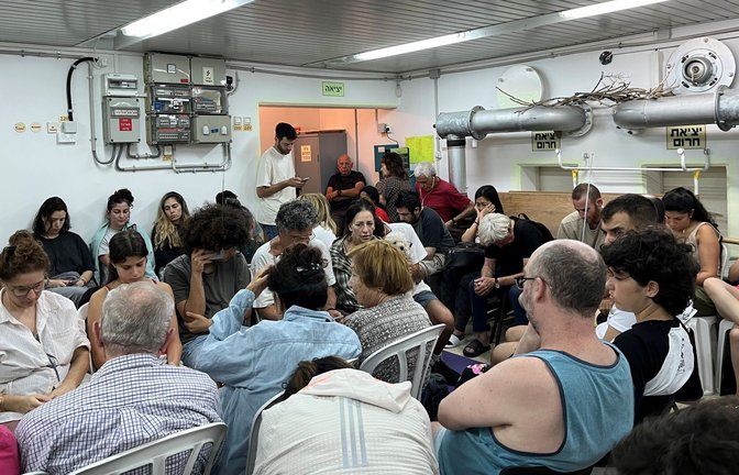 Dicht gedrängt harren Israelis während iranischer Raketenangriffe in einem Luftschutzbunker in Tel Aviv aus.<span class='image-autor'>Foto: Sara Lemel/dpa</span>