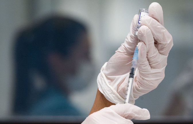 In vielen Fällen ist unklar, was  die Symptome und den Verlauf von Long Covid auslöst. Dass eine Impfung solche Beschwerden hervorrufen kann, ist umstritten.<span class='image-autor'>Foto: dpa/Marijan Murat</span>