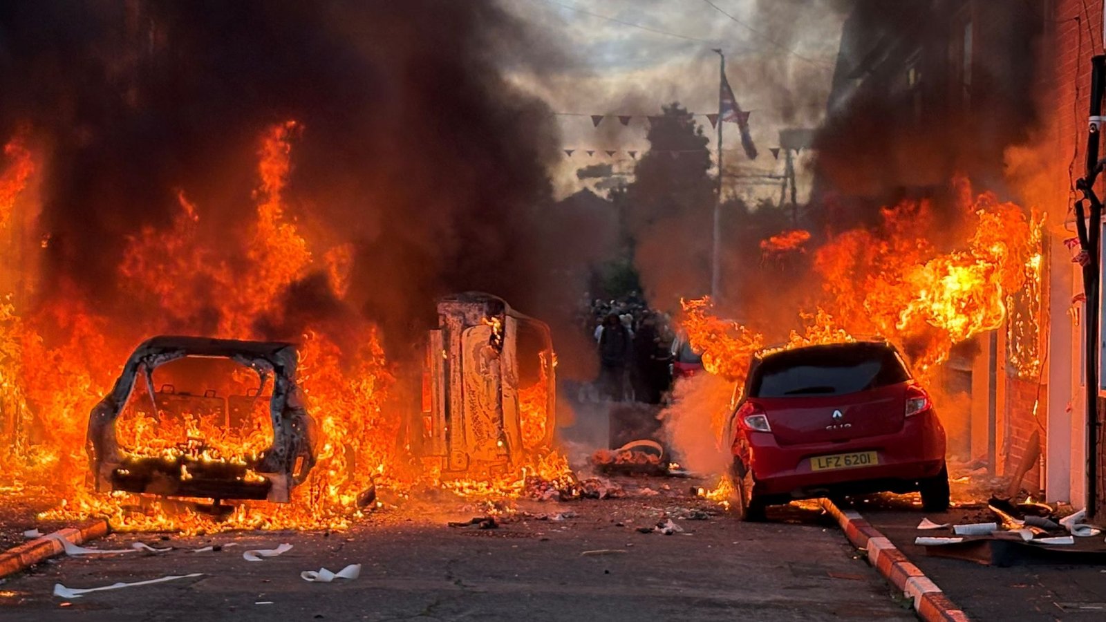 In Belfast kam es am Dienstagabend zu rassistischen Ausschreitungen.Foto: Pa/PA Wire/dpa In Belfast kam es am Dienstagabend zu rassistischen Ausschreitungen.Foto: Pa/PA Wire/dpa