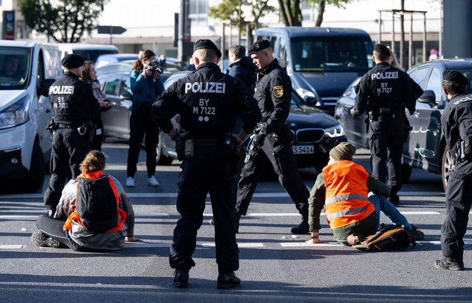 Erneut blockieren Aktivisten im Namen des Klimas den Verkehr. (Symbolbild)<span class='image-autor'>Foto: dpa/Bodo Marks</span>