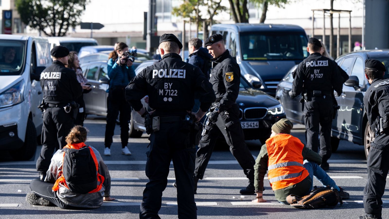 Erneut blockieren Aktivisten im Namen des Klimas den Verkehr. (Symbolbild)Foto: dpa/Bodo Marks Erneut blockieren Aktivisten im Namen des Klimas den Verkehr. (Symbolbild)Foto: dpa/Bodo Marks