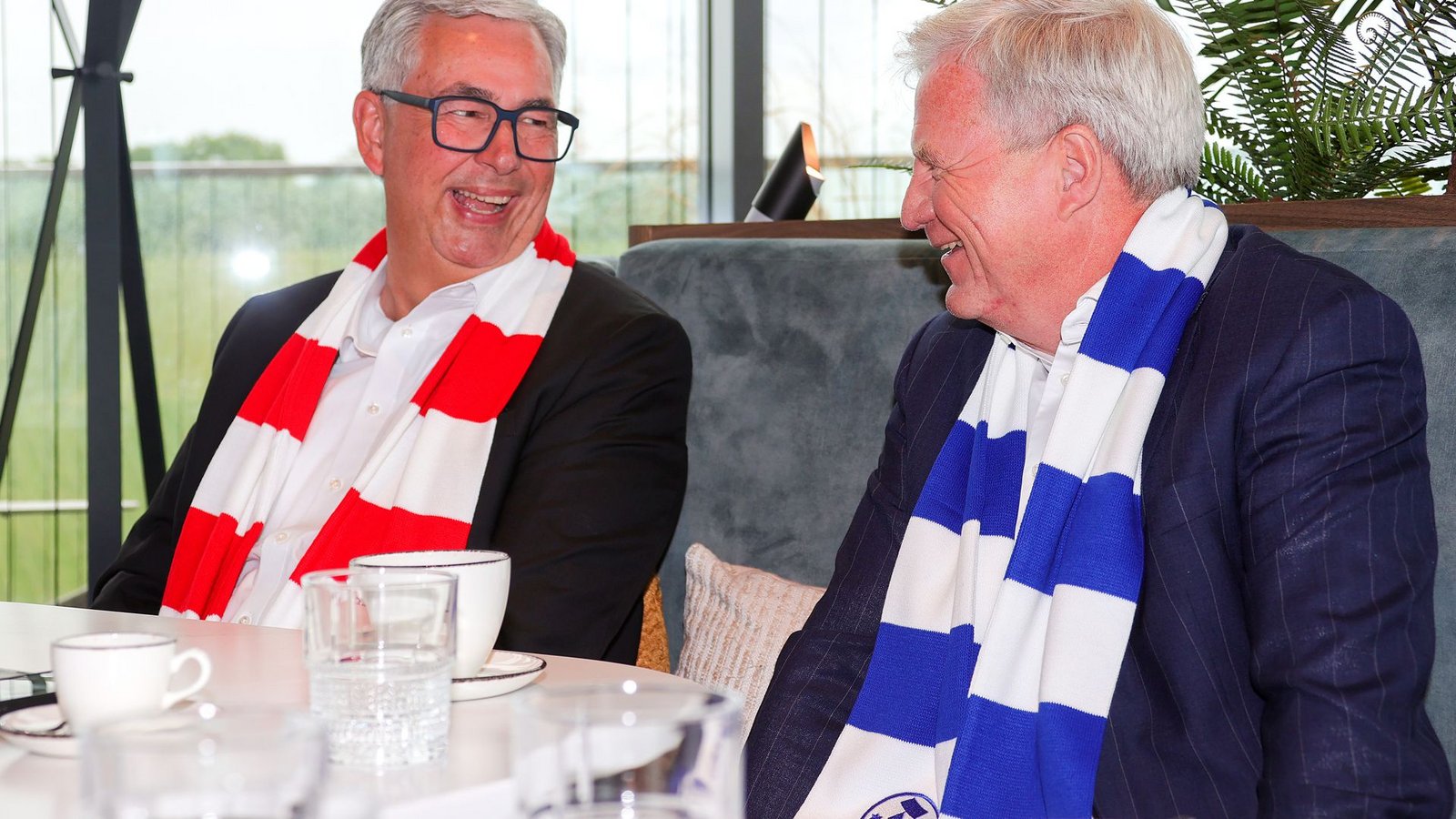 Gute Laune beim konstruktiven Austausch zwischen VfB und Kickers: die Präsidenten Dietmar Allgaier (li.) und Rainer Lorz.Foto: Baumann/Alexander Keppler Gute Laune beim konstruktiven Austausch zwischen VfB und Kickers: die Präsidenten Dietmar Allgaier (li.) und Rainer Lorz.Foto: Baumann/Alexander Keppler