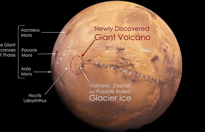 Neun Kilometer hoch und 450 Kilometer breit: Diese enormen Dimensionen hat der neu entdeckte Noctis-Vulkan auf dem Mars (rot eingekreist).<span class='image-autor'>Foto: © Pascal Lee/Sourabh Shubham/2024</span>