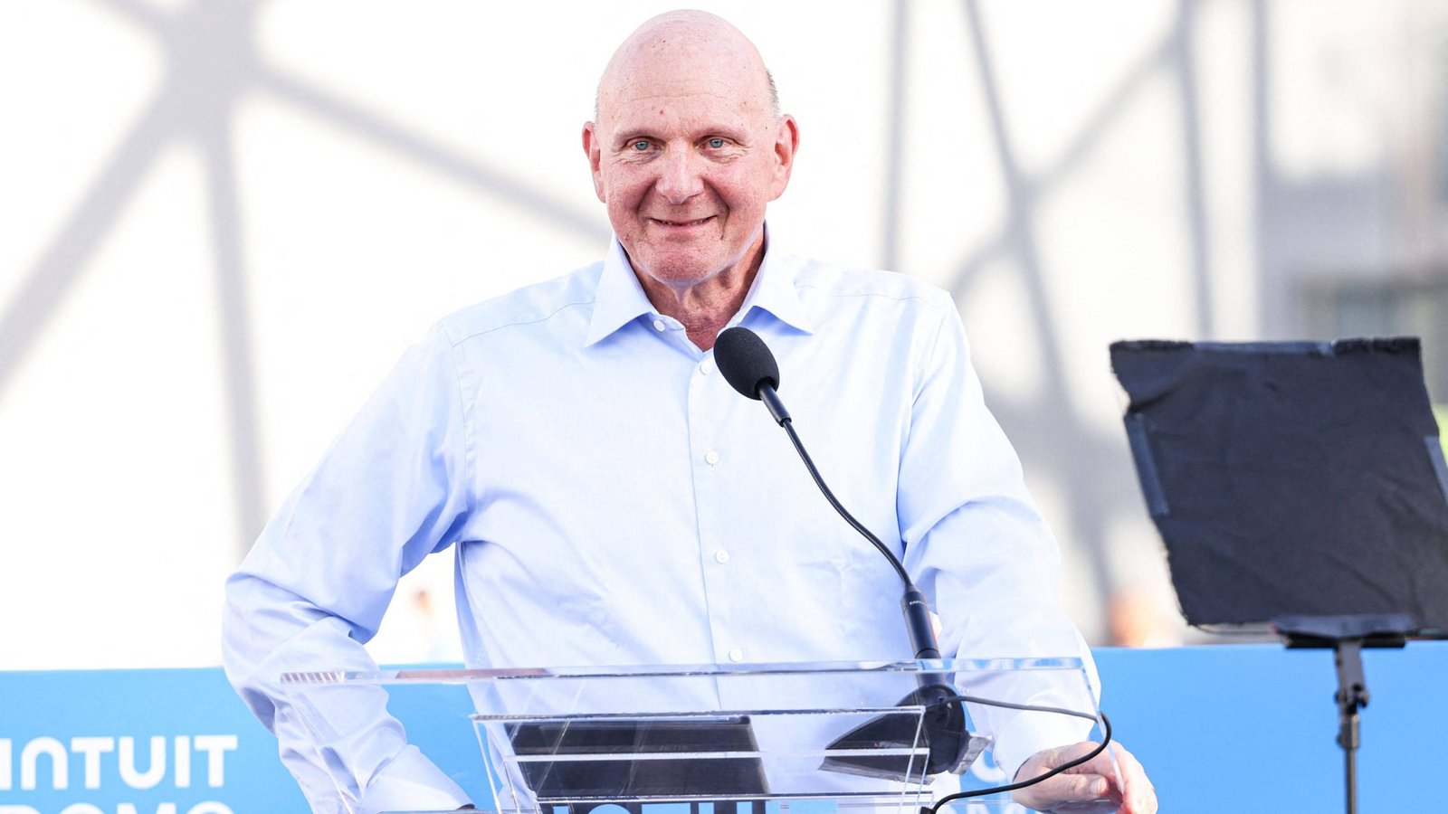 Steve Ballmer: Der Ex-Microsoft-Chef bleibt mit Milliardenvermögen und NBA-Team im Spiel.Foto: IMAGO / ABACAPRESS