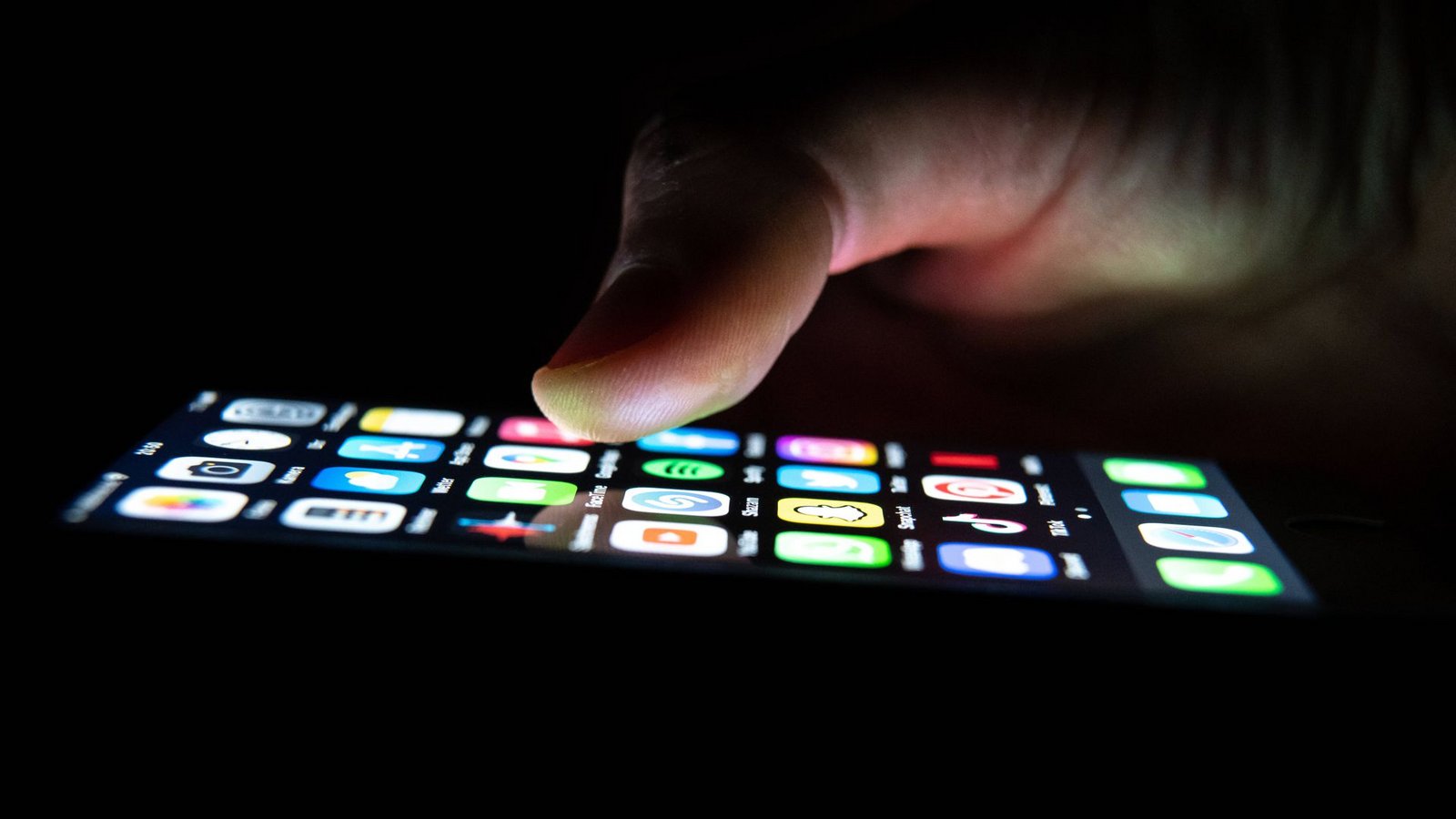 Pädophile nutzen soziale Netzwerke und Online-Spiele um sich ihren minderjährigen Opfern anzunähern. (Symbolbild)Foto: IMAGO/Silas Stein/IMAGO/Silas Stein Pädophile nutzen soziale Netzwerke und Online-Spiele um sich ihren minderjährigen Opfern anzunähern. (Symbolbild)Foto: IMAGO/Silas Stein/IMAGO/Silas Stein