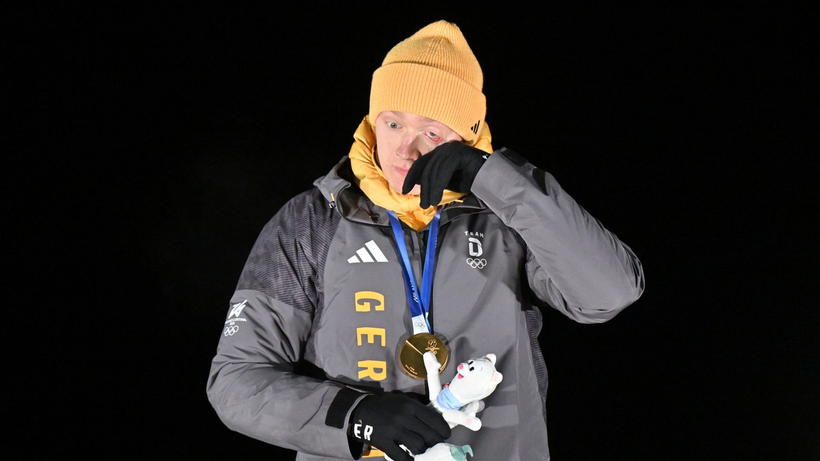 Große Emotionen nach dem Olympiasieg: der deutsche Rodler Max Langenhan.Foto: Robert Michael/dpa Große Emotionen nach dem Olympiasieg: der deutsche Rodler Max Langenhan.Foto: Robert Michael/dpa