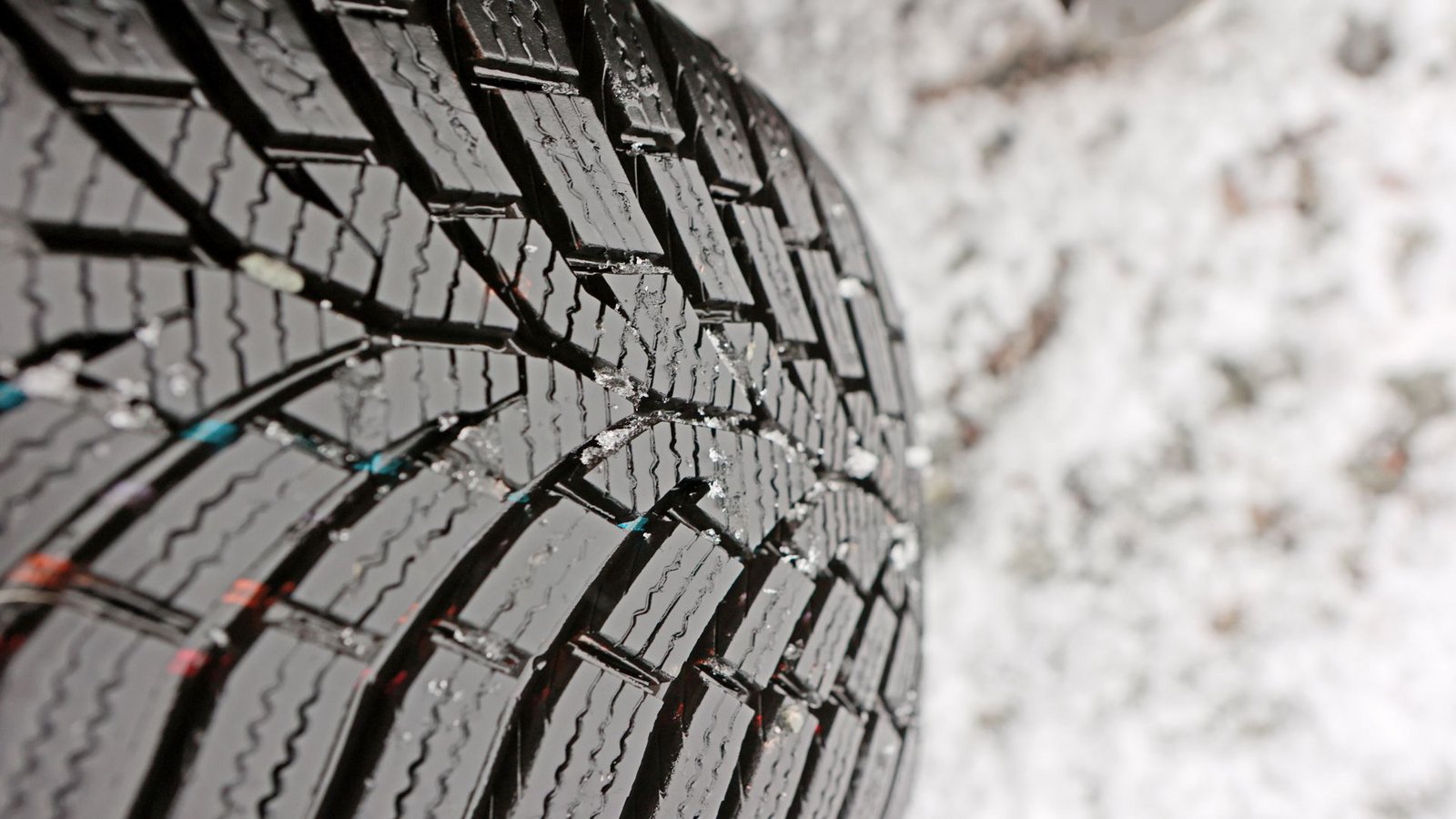 Für mehr Sicherheit: Winterreifen sollten mindestens vier Millimeter Restprofil haben.Foto: Matthias Bein/dpa Für mehr Sicherheit: Winterreifen sollten mindestens vier Millimeter Restprofil haben.Foto: Matthias Bein/dpa