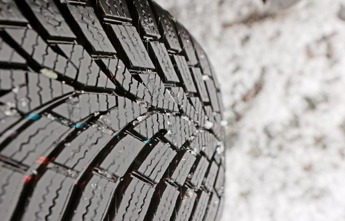 Für mehr Sicherheit: Winterreifen sollten mindestens vier Millimeter Restprofil haben.<span class='image-autor'>Foto: Matthias Bein/dpa</span>