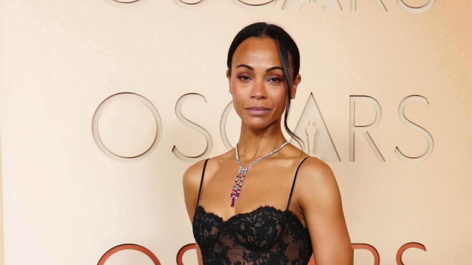 Negligé-Kleid at its best – Zoë Saldaña entschied sich für ein schmales, schwarzes Saint Laurent-Slipdress mit einem Spitzenoberteil.Foto: Jordan Strauss/Invision/AP/dpa Negligé-Kleid at its best – Zoë Saldaña entschied sich für ein schmales, schwarzes Saint Laurent-Slipdress mit einem Spitzenoberteil.Foto: Jordan Strauss/Invision/AP/dpa