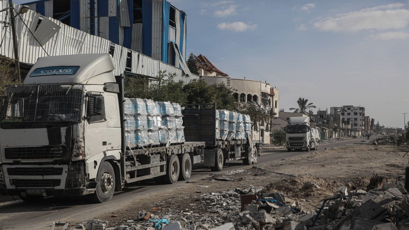 Hilfsgüter fahren am Sonntag erstmals wieder am Übergang Rafah in den Gazastreifen ein.Foto: imago/APAimages/Omar Ashtawy Hilfsgüter fahren am Sonntag erstmals wieder am Übergang Rafah in den Gazastreifen ein.Foto: imago/APAimages/Omar Ashtawy