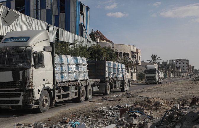 Hilfsgüter fahren am Sonntag erstmals wieder am Übergang Rafah in den Gazastreifen ein.<span class='image-autor'>Foto: imago/APAimages/Omar Ashtawy</span>