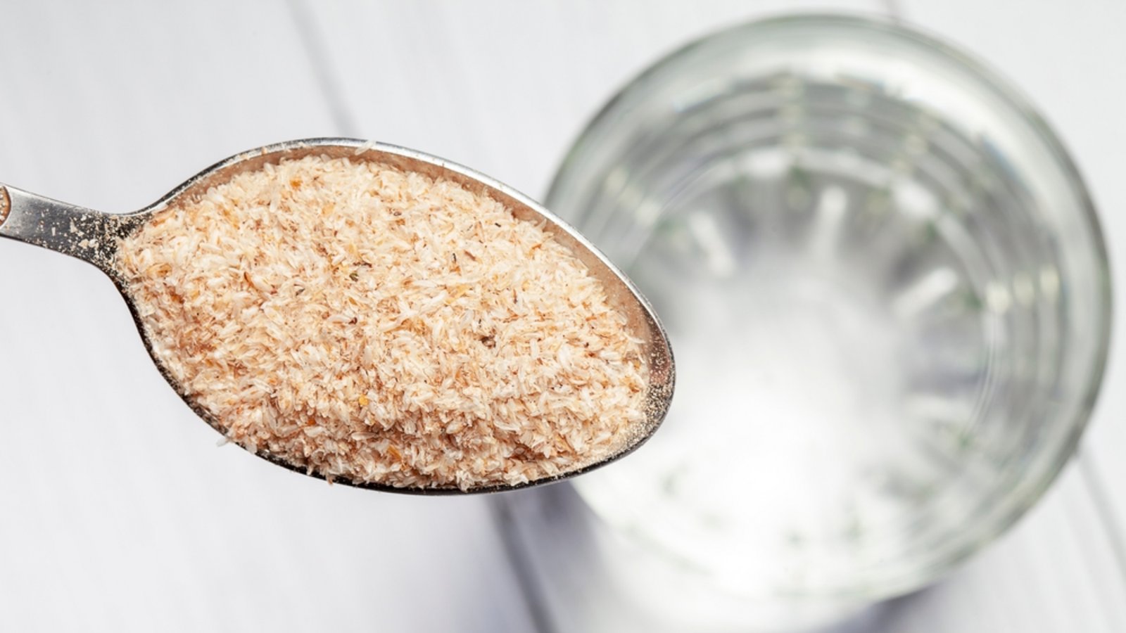 Flohsamenschalen werden meist mit Wasser eingenommen.Foto: OKcamera / shutterstock.com Flohsamenschalen werden meist mit Wasser eingenommen.Foto: OKcamera / shutterstock.com