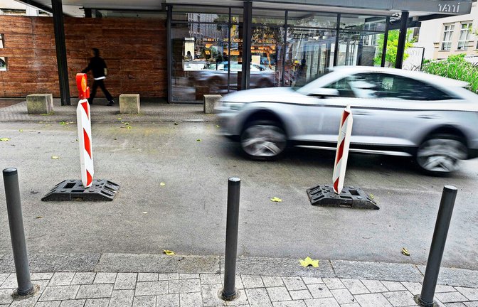 Die Baken sind eine vorläufige Maßnahme. Das Eck Steinstraße/Nadlerstraße soll umgestaltet werden.<span class='image-autor'>Foto: Lichtgut/Max Kovalenko</span>