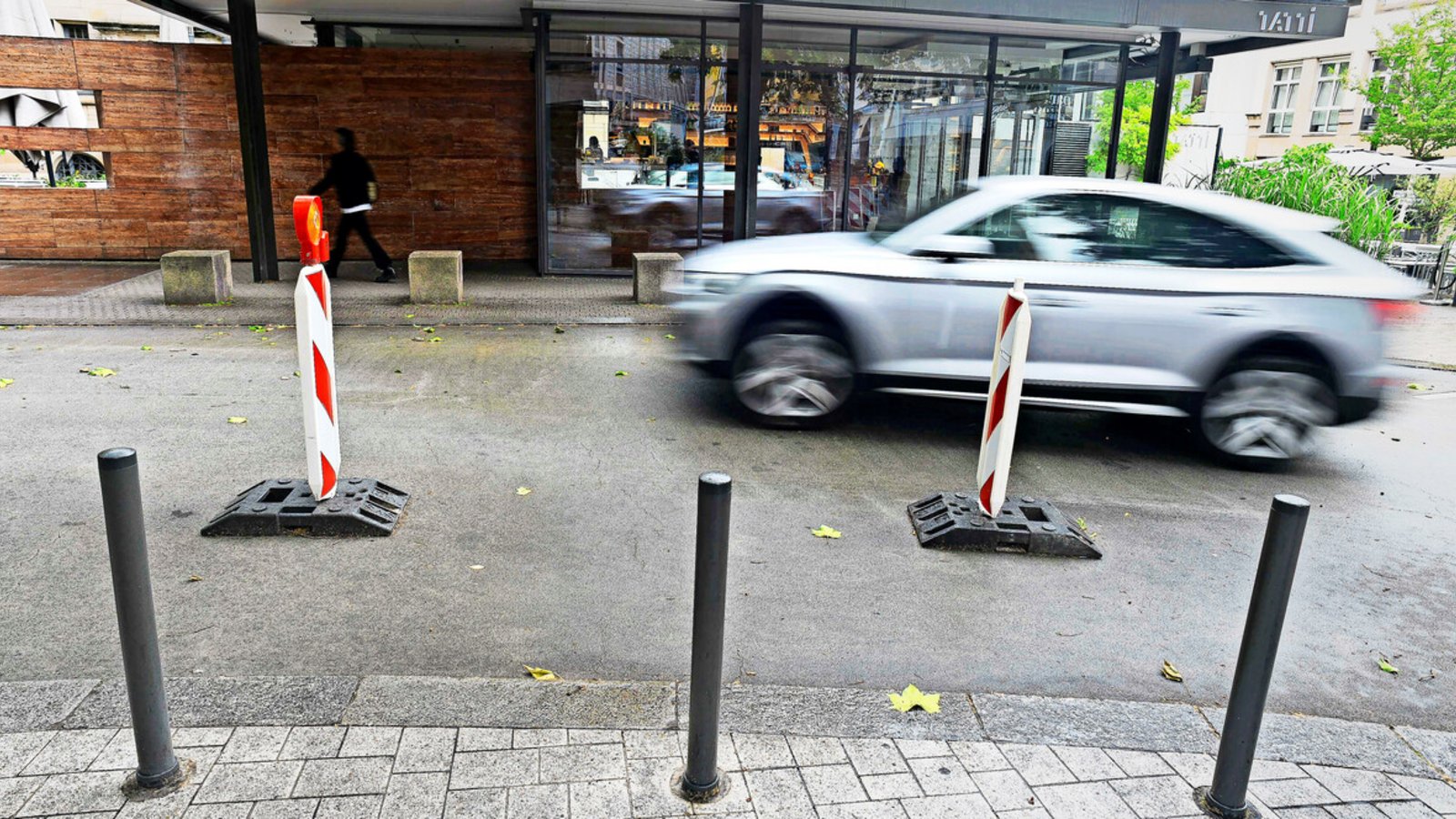 Die Baken sind eine vorläufige Maßnahme. Das Eck Steinstraße/Nadlerstraße soll umgestaltet werden.Foto: Lichtgut/Max Kovalenko Die Baken sind eine vorläufige Maßnahme. Das Eck Steinstraße/Nadlerstraße soll umgestaltet werden.Foto: Lichtgut/Max Kovalenko