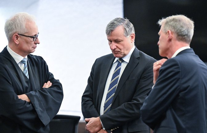 FDP-Landeschef Hans-Ulrich Rülke (Mitte) vor der Urteilsverkündung im Verfassungsgerichtshof.<span class='image-autor'>Foto: dpa/Bernd Weißbrod</span>