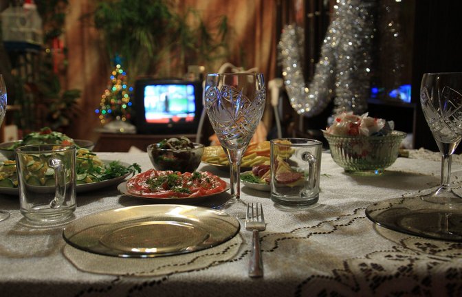 Der Sketch-Klassiker „Dinner for One“ ist auch auf Streaming-Plattformen zu finden.<span class='image-autor'>Foto: Yulia Popovkina / shutterstock.com</span>
