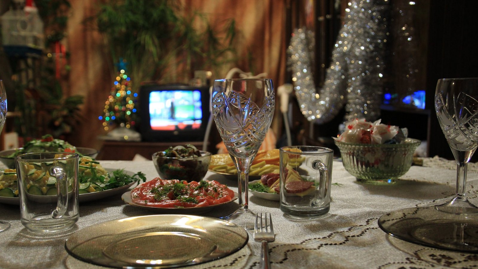 Der Sketch-Klassiker „Dinner for One“ ist auch auf Streaming-Plattformen zu finden.Foto: Yulia Popovkina / shutterstock.com Der Sketch-Klassiker „Dinner for One“ ist auch auf Streaming-Plattformen zu finden.Foto: Yulia Popovkina / shutterstock.com