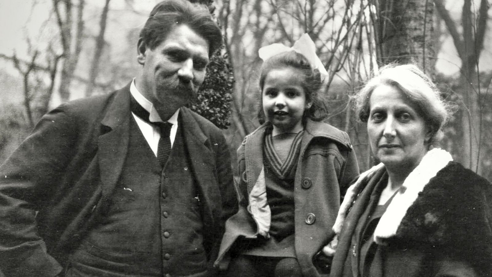 1922: Albert Schweitzer mit Helene und Tochter RhenaFoto: /Albert-Schweitzer-Zentrum Günsbach 1922: Albert Schweitzer mit Helene und Tochter RhenaFoto: /Albert-Schweitzer-Zentrum Günsbach